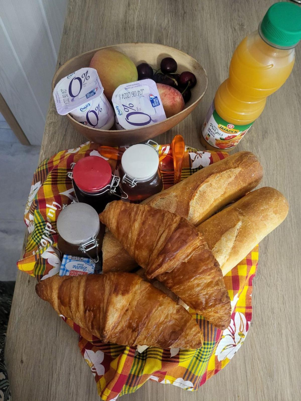 Saint-Clair-du-Rhone Hebergement Privee Jaccuzzi En Supplement المظهر الخارجي الصورة